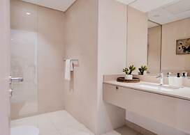 Modern Yas Island Escape w Peaceful Canal Views