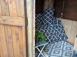 Llandovery - Cabin - Sleeps 2 - Parking - Garden