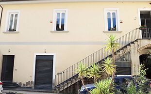 All'Ombra Della Reggia