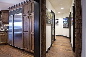 Contemporary 3 Bedroom Ski In, Ski Out Condo in the Heart of Beaver Cr