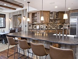 Contemporary 3 Bedroom Ski In, Ski Out Condo in the Heart of Beaver Cr