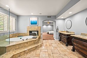 Elegant Villa Retreat Pool Garden Alfresco Lounge