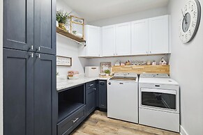 Sleek Home w/ Hot Tub, Koi Pond & Yard in Seminole