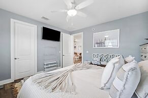 Sleek Home w/ Hot Tub, Koi Pond & Yard in Seminole