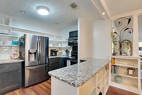 Home 2 Mi to Dtwn Mt Dora w/ Shared Hot Tub!