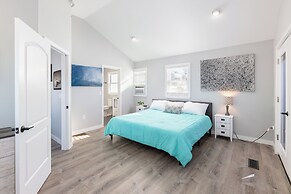 Steps to Beach: Lake-view Laconia Getaway!