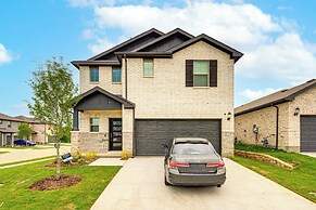 Pool Access: Modern Retreat in Lowry Crossing!