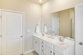 5 Mi to The Square: Athens Home w/ Pool Access!