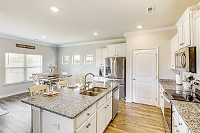 5 Mi to The Square: Athens Home w/ Pool Access!