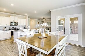 5 Mi to The Square: Athens Home w/ Pool Access!