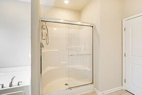 5 Mi to The Square: Athens Home w/ Pool Access!