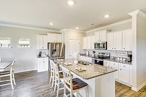 5 Mi to The Square: Athens Home w/ Pool Access!