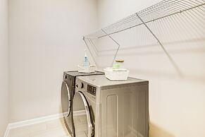 5 Mi to The Square: Athens Home w/ Pool Access!