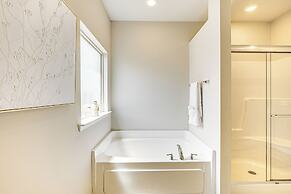 5 Mi to The Square: Athens Home w/ Pool Access!