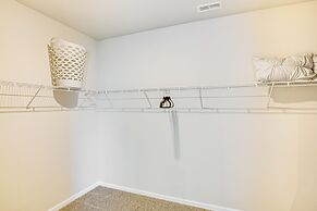 5 Mi to The Square: Athens Home w/ Pool Access!