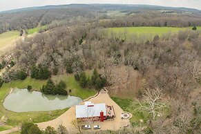 'the Lodge at Crider Creek' Getaway on 140 Acres!