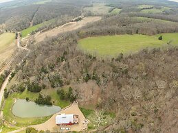 'the Lodge at Crider Creek' Getaway on 140 Acres!