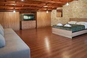 Oliva Emerald Eco - Secluded Off-grid Vineyard Villa