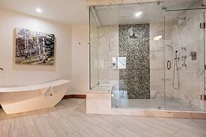 Luxe 4 Bedroom Beaver Creek Lodge Condo With ski in, ski out Access