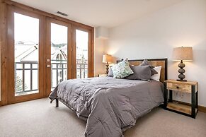 Luxe 4 Bedroom Beaver Creek Lodge Condo With ski in, ski out Access