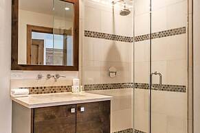 Luxe 4 Bedroom Beaver Creek Lodge Condo With ski in, ski out Access
