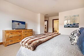 Luxe 4 Bedroom Beaver Creek Lodge Condo With ski in, ski out Access