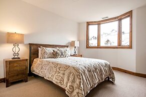 Luxe 4 Bedroom Beaver Creek Lodge Condo With ski in, ski out Access