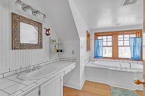 Charming Country 4br Retreat With Riverfront Views 4 Bedroom Cabin