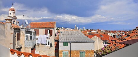 Room-room With the City and sea View