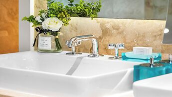 1 Hotel & Homes Private Luxury Suites