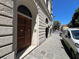 Palestro Apartment by Mamo Florence