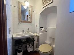 Wine Apartments Florence Lawrence