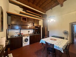 Wine Apartments Florence Lawrence