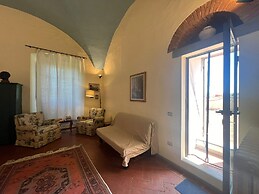 Wine Apartments Florence Lawrence
