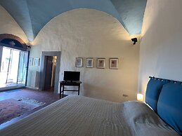 Wine Apartments Florence Lawrence