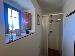 Wine Apartments Florence Lawrence