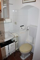 Wine Apartments Florence Lawrence