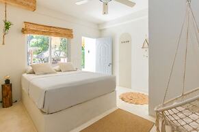 Kibayo Lagoon Villa With Palm Tree Garden Lagoon