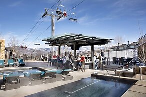 Modern 1 Bedroom Luxury Ski In, Ski Out Residence in Snowmass Base Vil