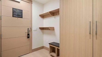 Modern 1 Bedroom Luxury Ski In, Ski Out Residence in Snowmass Base Vil