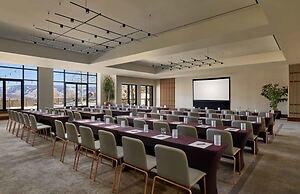 Modern 1 Bedroom Luxury Ski In, Ski Out Residence in Snowmass Base Vil