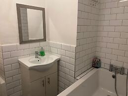 3 Bed Flat - Sleeps 6 - Parking - Wifi