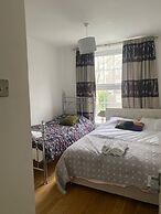 3 Bed Flat - Sleeps 6 - Parking - Wifi