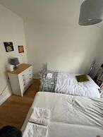 3 Bed Flat - Sleeps 6 - Parking - Wifi