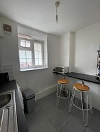 3 Bed Flat - Sleeps 6 - Parking - Wifi