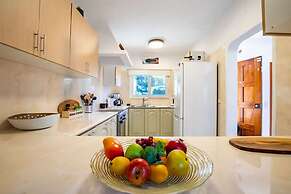 Carvoeiro Pool House by Vacationy