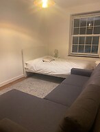 4 Bed Flat - Sleeps 10 - Pets - Parking