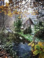 Sunny Wooden House on Creek, 30 Minutes Prague