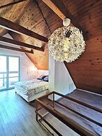 Sunny Wooden House on Creek, 30 Minutes Prague