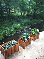 Sunny Wooden House on Creek, 30 Minutes Prague